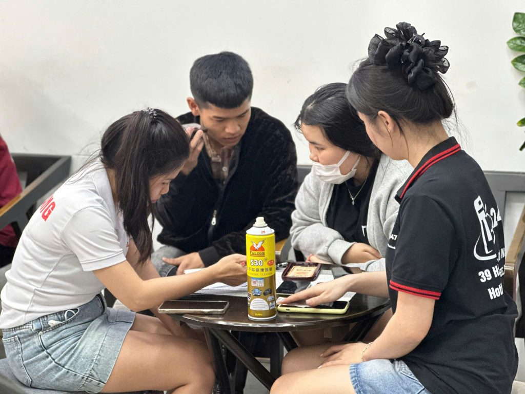 Nhân viên Táo 247 tư vấn khách chọn mua iPhone cũ đẹp tại Đà Nẵng
