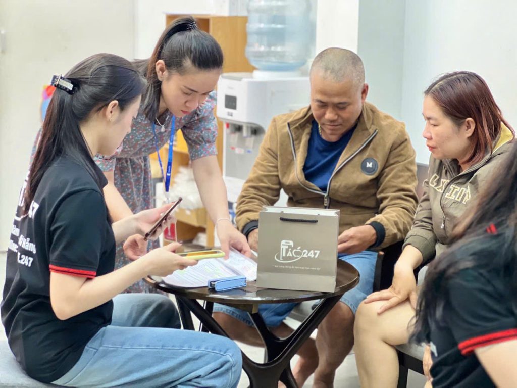 Nhân viên Táo 247 tư vấn mua iPhone cũ cho khách hàng tại cửa hàng Đà Nẵng