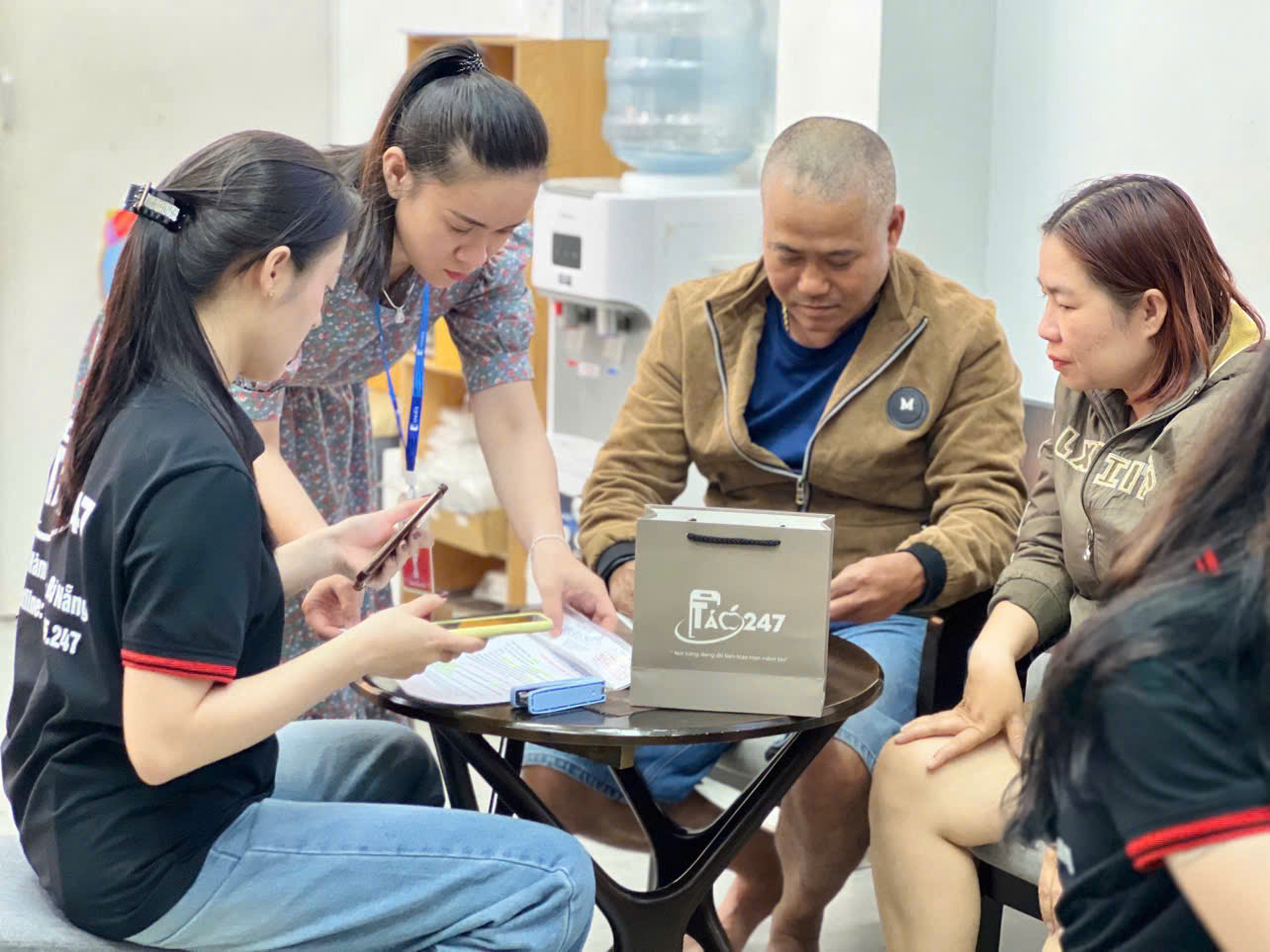 Nhân viên Táo 247 tư vấn mua iPhone cũ cho khách hàng tại cửa hàng Đà Nẵng