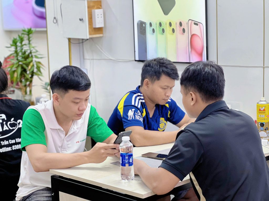iPhone-cu-da-nang-tao-247 (156) Khách hàng trải nghiệm và chọn mua iPhone cũ tại Táo 247 Đà Nẵng – Không gian cửa hàng hiện đại, thân thiện