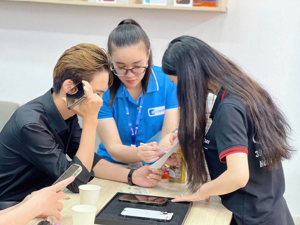 iPhone-cu-da-nang-tao-247 (158) Khách hàng làm thủ tục mua iPhone cũ trả góp tại Táo 247 Đà Nẵng cùng nhân viên hỗ trợ tài chính