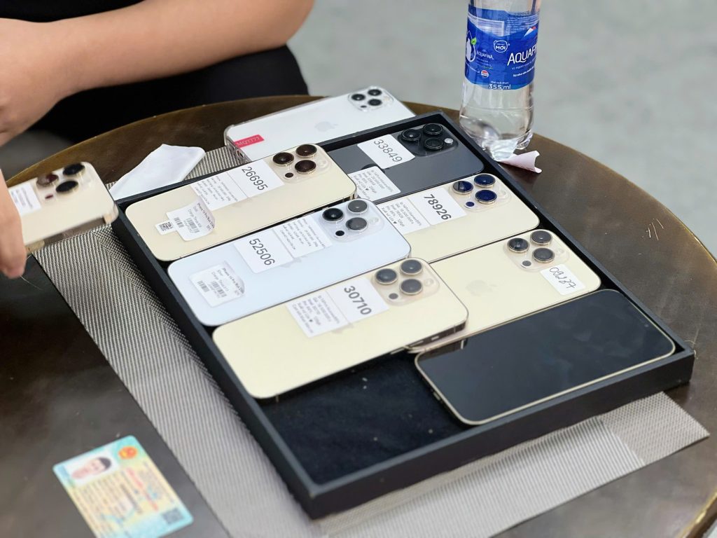 iPhone cũ các dòng Pro và Pro Max trưng bày tại cửa hàng Táo 247 Đà Nẵng, đầy đủ màu sắc và tình trạng zin

