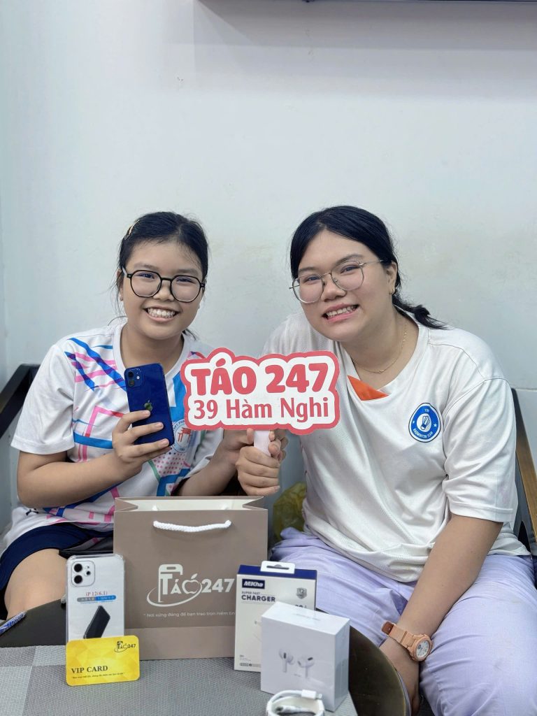 Khách hàng mua iPhone cũ tại Táo 247 Đà Nẵng nhận máy và quà tặng tại cửa hàng