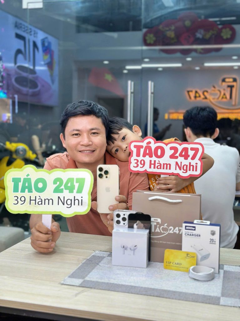 Khách hàng nhận iPhone cũ tại Táo 247 – 39 Hàm Nghi, Đà Nẵng với đầy đủ phụ kiện và quà tặng
