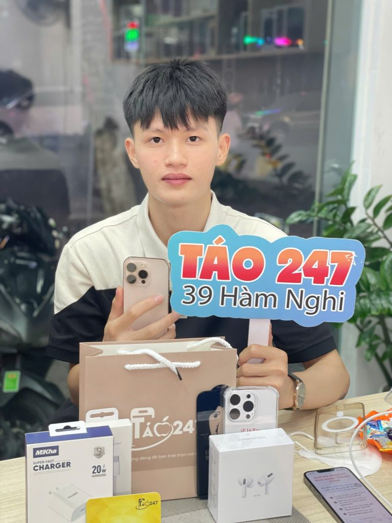 Khách hàng nhận iPhone cũ tại Táo 247 Đà Nẵng – 39 Hàm Nghi, kèm quà tặng và phụ kiện chính hãng
