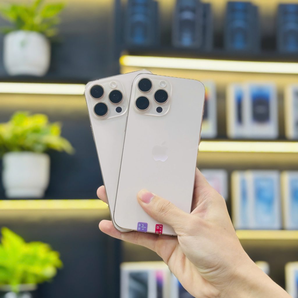 Hai chiếc iPhone 14 Pro cũ màu trắng được trưng bày tại cửa hàng Táo 247 Đà Nẵng
