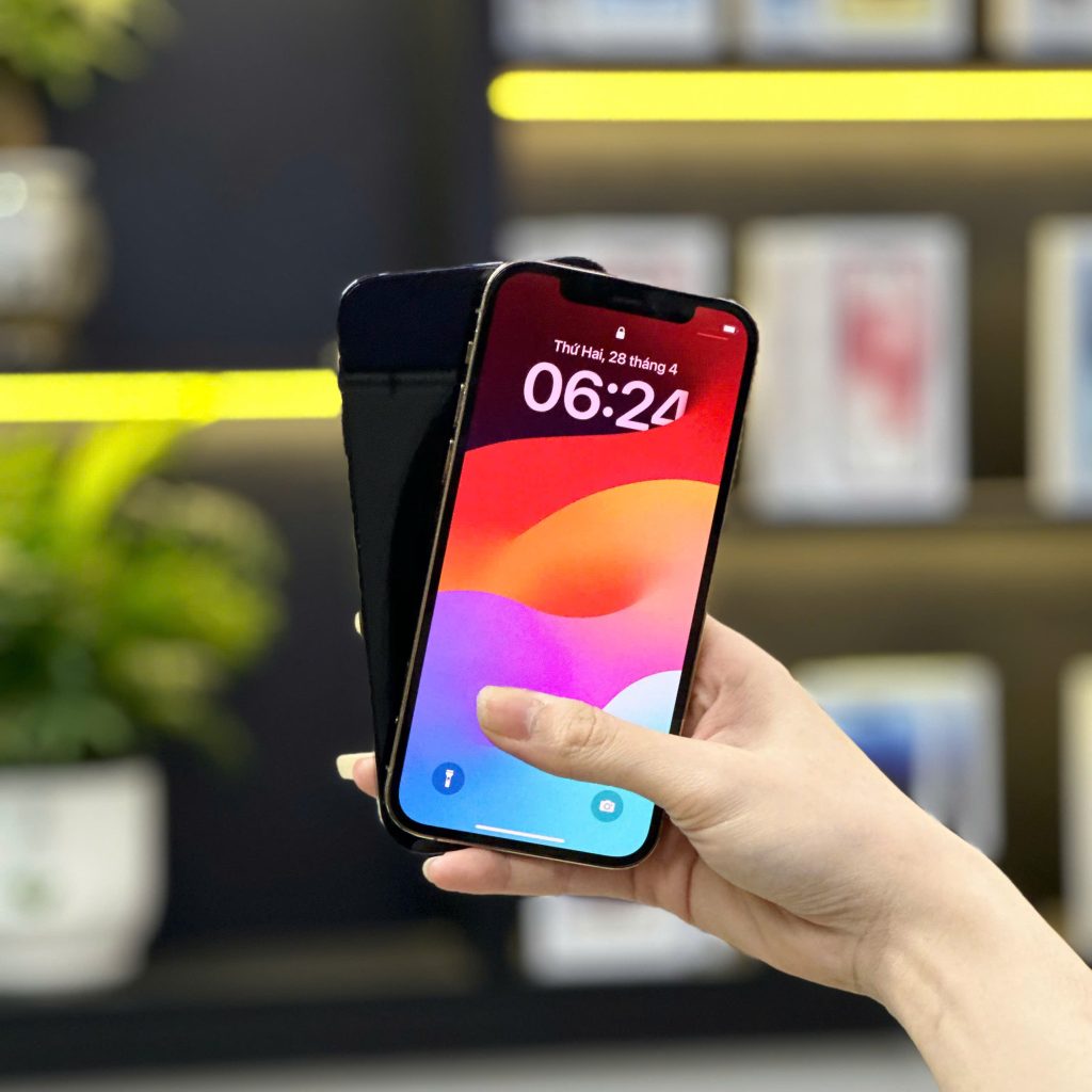 Màn hình iPhone 12 cũ sáng đẹp, cảm ứng mượt tại cửa hàng Táo 247 Đà Nẵng