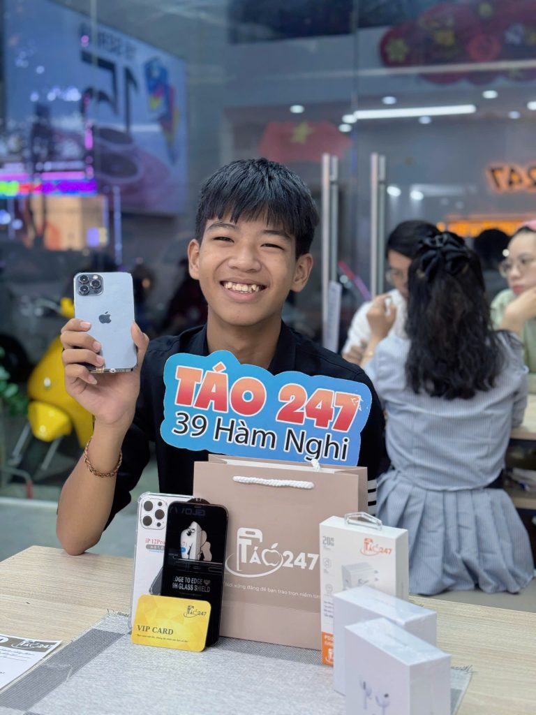 Khách hàng vui vẻ nhận iPhone cũ tại Táo 247 cơ sở 39 Hàm Nghi Đà Nẵng
