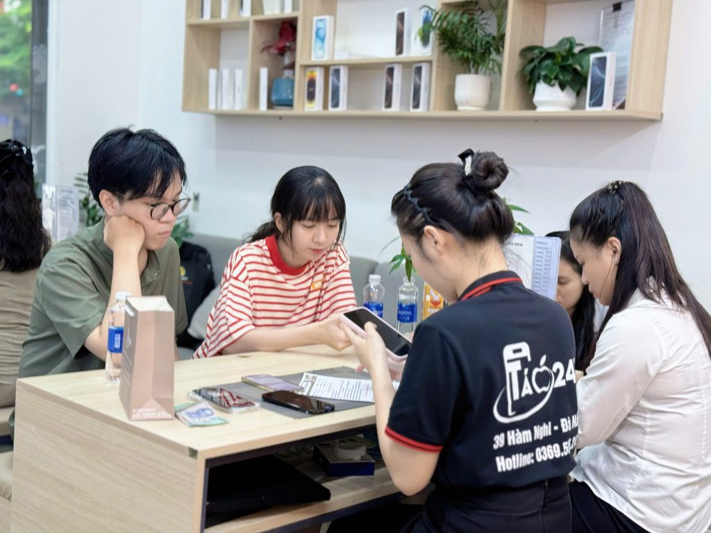Khách hàng được tư vấn mua iPhone cũ chính hãng tại cửa hàng Táo 247 Đà Nẵng