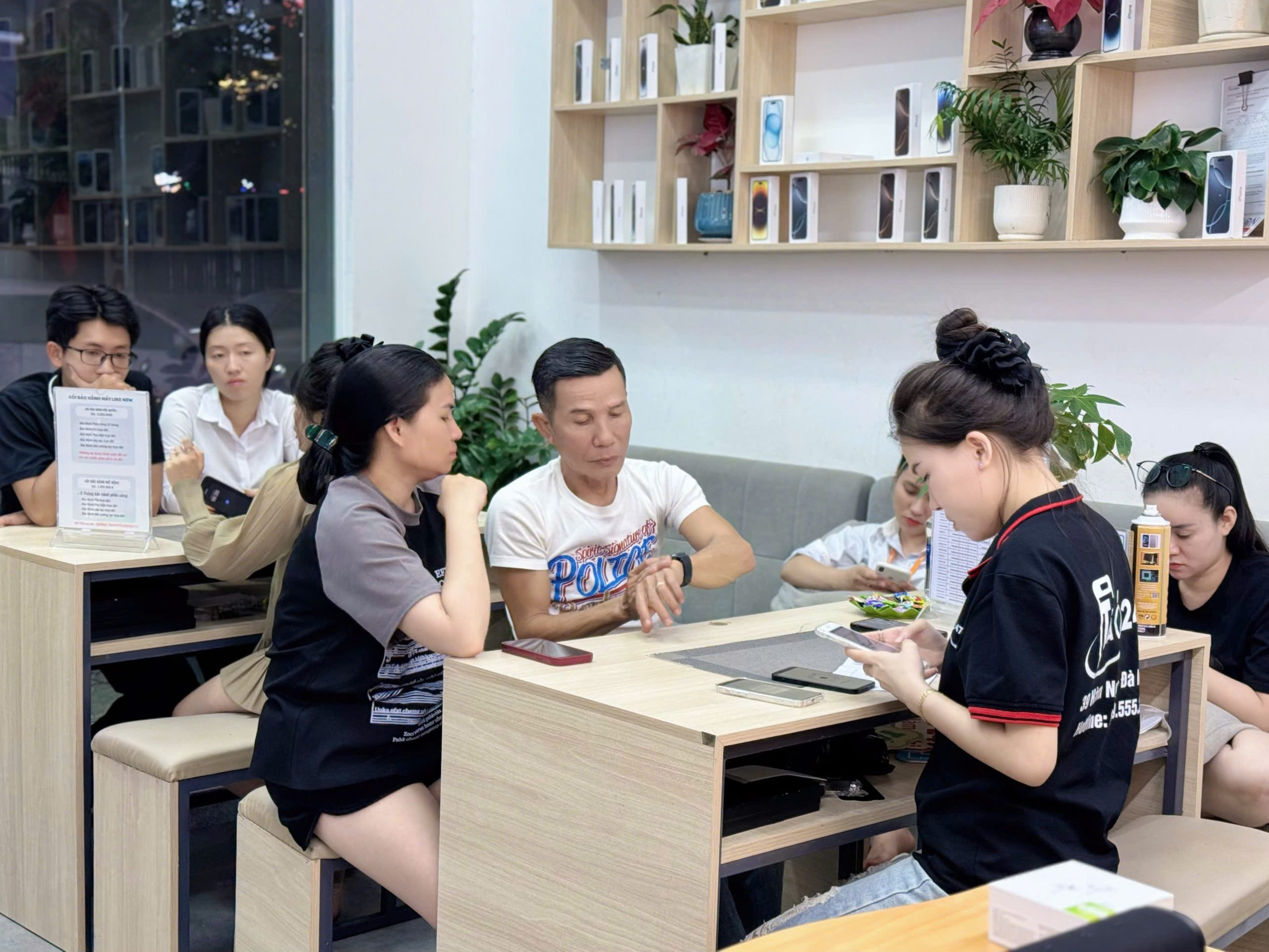 Khách hàng trải nghiệm dịch vụ tại cửa hàng Táo 247 Đà Nẵng khi mua iPhone 14 cũ