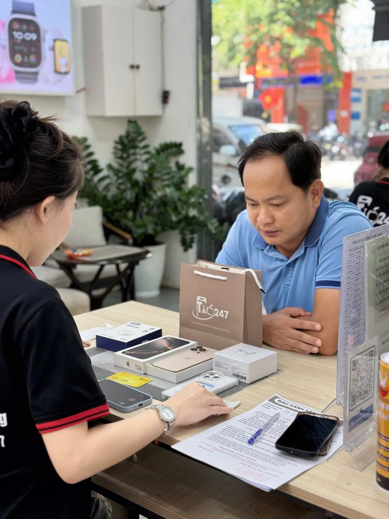 Khách hàng mua iPhone cũ like new tại cửa hàng Táo 247 Đà Nẵng