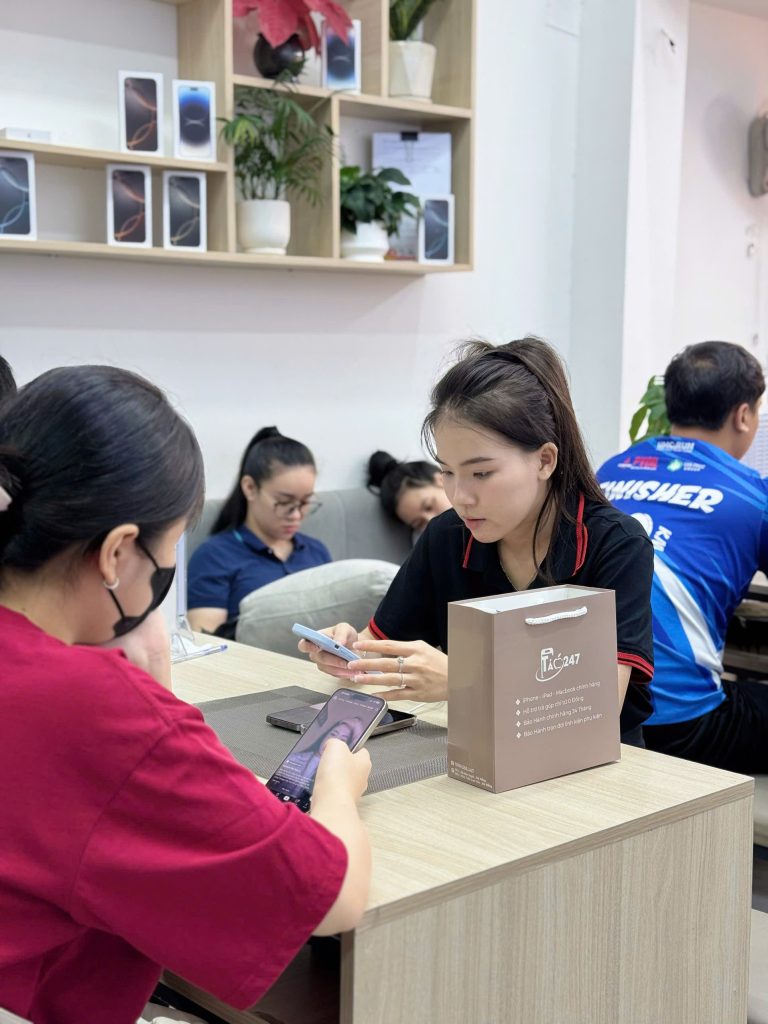 Khách hàng nhận iPhone 14 cũ tại cửa hàng Táo 247 Đà Nẵng với dịch vụ tư vấn tận tâm
