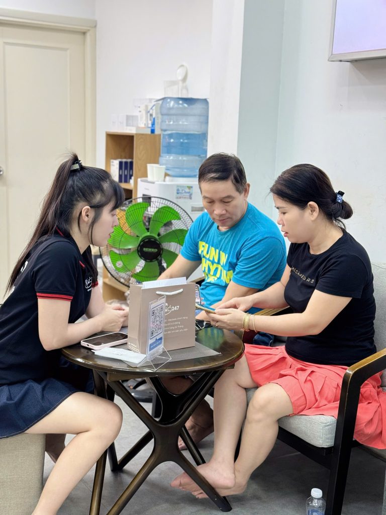 Khách hàng được nhân viên tư vấn mua iPhone cũ chính hãng tại Đà Nẵng – cửa hàng Táo 247