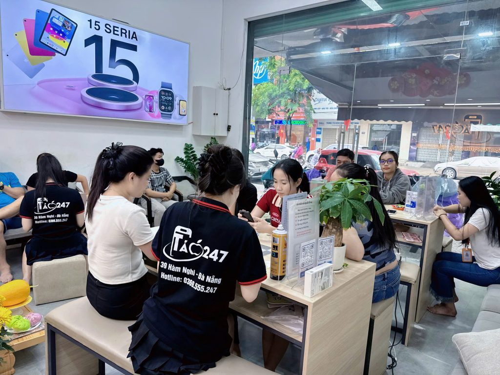 Cửa hàng iPhone cũ trả góp đông khách tại Đà Nẵng