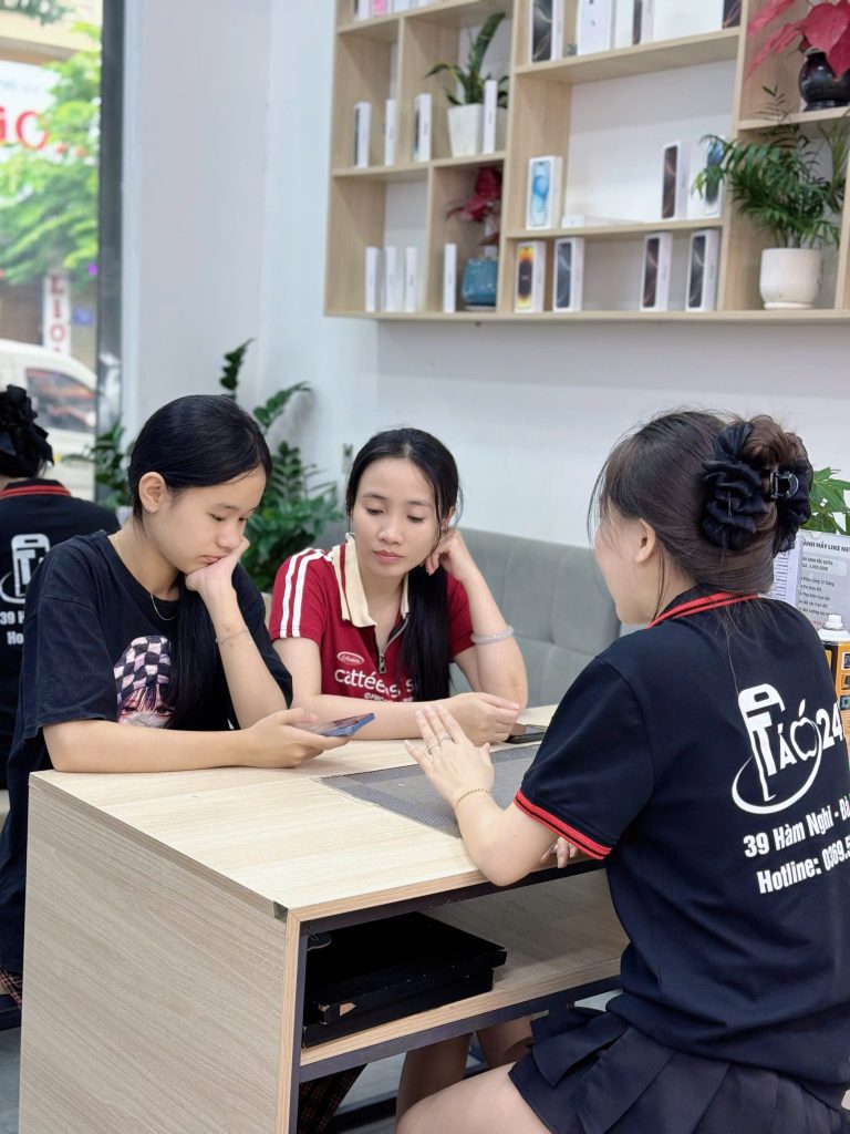 Tư vấn iPhone cũ like new cho khách hàng tại Táo 247 Đà Nẵng