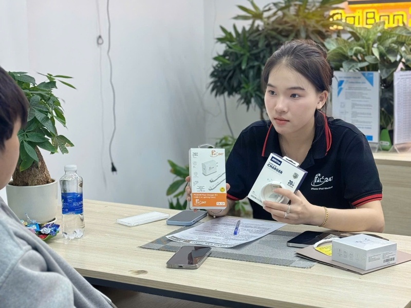 Nhân viên Táo 247 tư vấn iPhone mới Đà Nẵng – Hỗ trợ tận tâm, hiểu rõ nhu cầu khách.