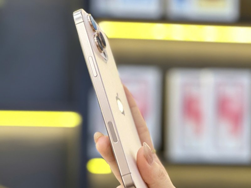 Cận cảnh viền iPhone 14 cũ màu hồng nguyên zin tại Táo 247 Đà Nẵng
