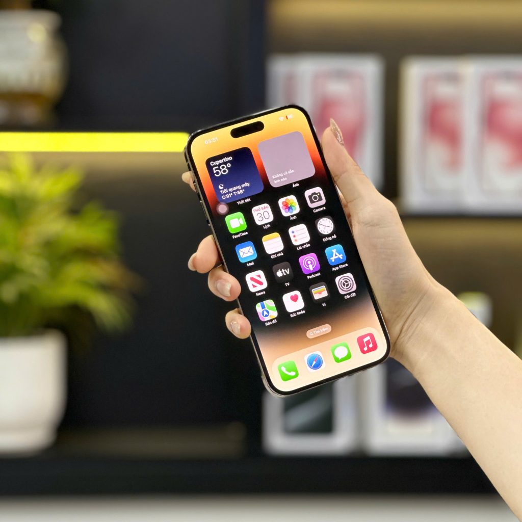 Khách hàng trải nghiệm iPhone cũ chính hãng tại cửa hàng Táo 247 Đà Nẵng
