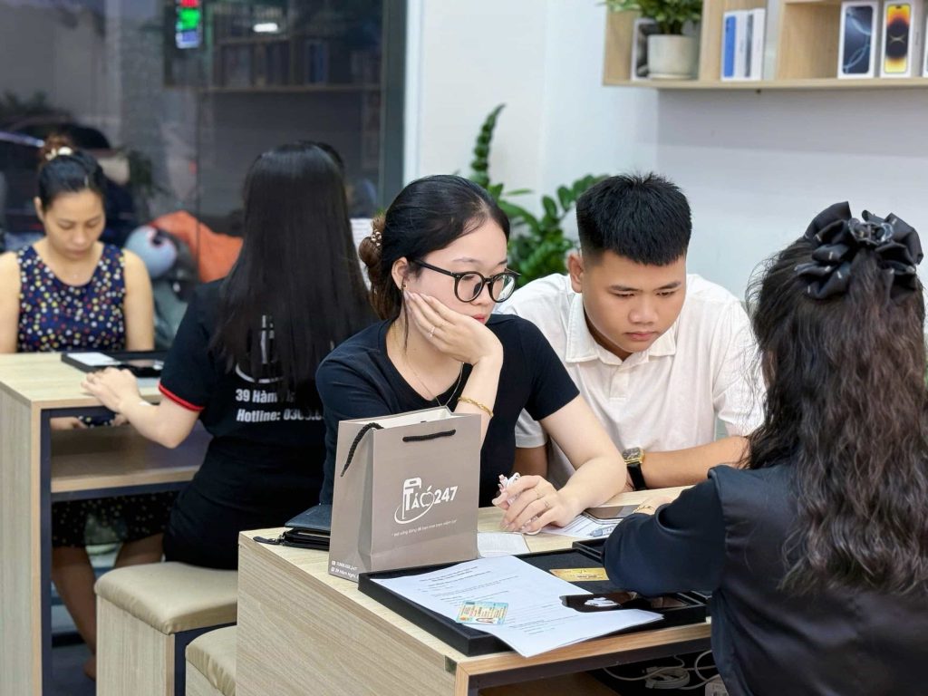 iphone-cu-da-nang-tao-247 (2873) Khách hàng kiểm tra iPhone cũ nguyên zin trước khi mua tại cửa hàng Táo 247 Đà Nẵng