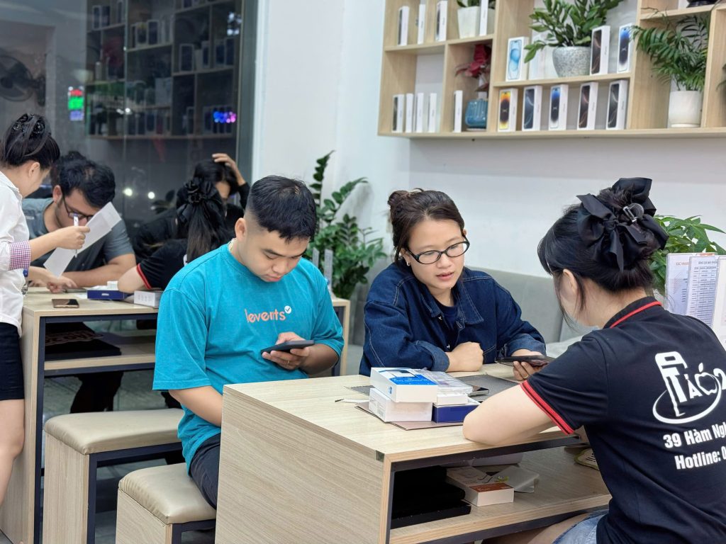 iphone-cu-da-nang-tao-247 (2903) Nhân viên Táo 247 tư vấn khách hàng chọn mua iPhone cũ tại Đà Nẵng