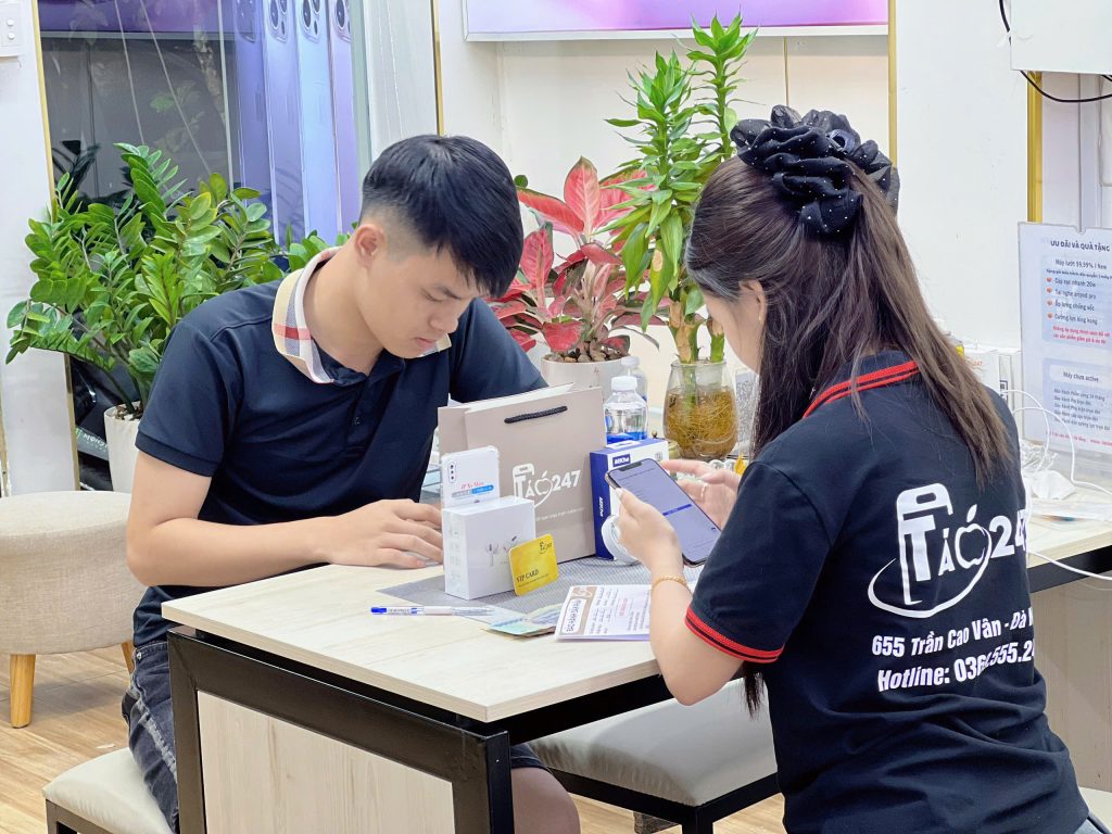 Khách hàng đang mua iPhone 11 cũ tại cửa hàng Táo 247 Đà Nẵng – tư vấn kỹ lưỡng, minh bạch
