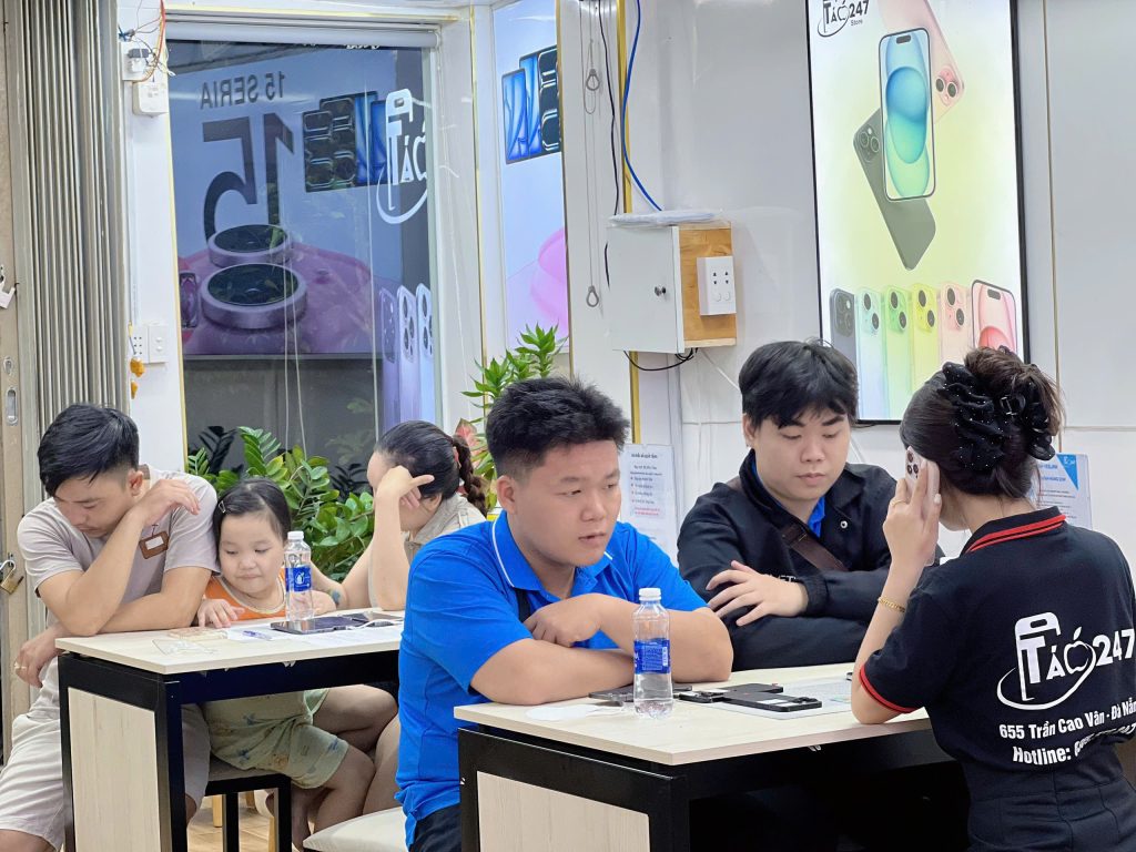 iphone-cu-da-nang-tao-247 (3159) Khách hàng được tư vấn mua iPhone cũ trả góp tại cửa hàng Táo 247 Đà Nẵng