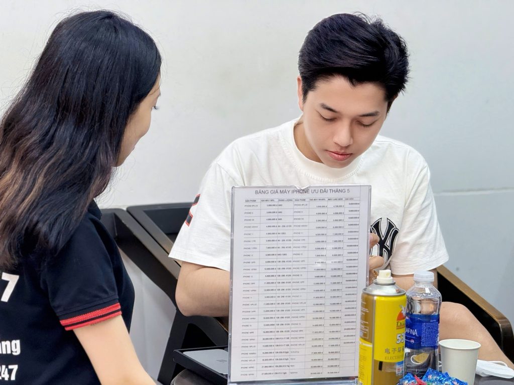 iphone-cu-da-nang-tao-247 (3243) Khách hàng xem bảng giá iPhone cũ ưu đãi tháng 5 tại cửa hàng Táo 247 Đà Nẵng
