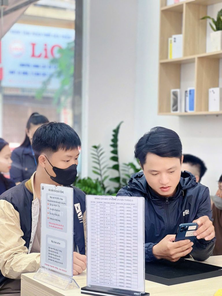 Hình ảnh khách hàng kiểm tra iPhone cũ trước khi mua tại cửa hàng Táo 247 – địa chỉ mua iPhone cũ uy tín nhất Đà Nẵng, bảo hành 12 tháng, hỗ trợ trả góp linh hoạt.