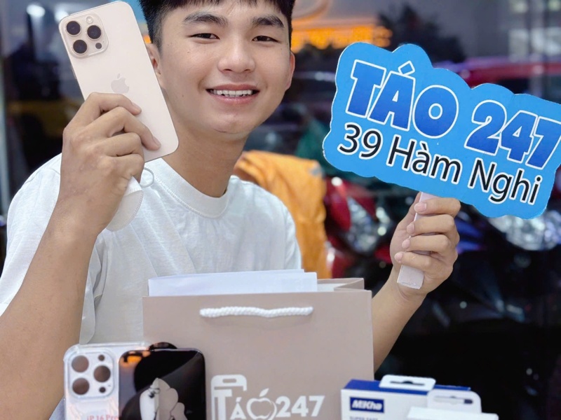 Khách hàng vui vẻ nhận iPhone mới tại cửa hàng Táo 247, 39 Hàm Nghi, Đà Nẵng.