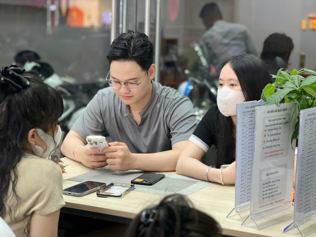 iphone-cu-da-nang-tao-247 (3301) Khách hàng kiểm tra iPhone cũ nguyên zin trước khi mua tại cửa hàng Táo 247 Đà Nẵng
