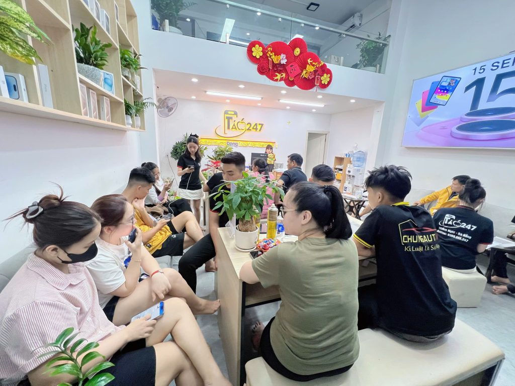 Không gian cửa hàng Táo 247 Đà Nẵng đông khách mua iPhone cũ vào cuối tuần