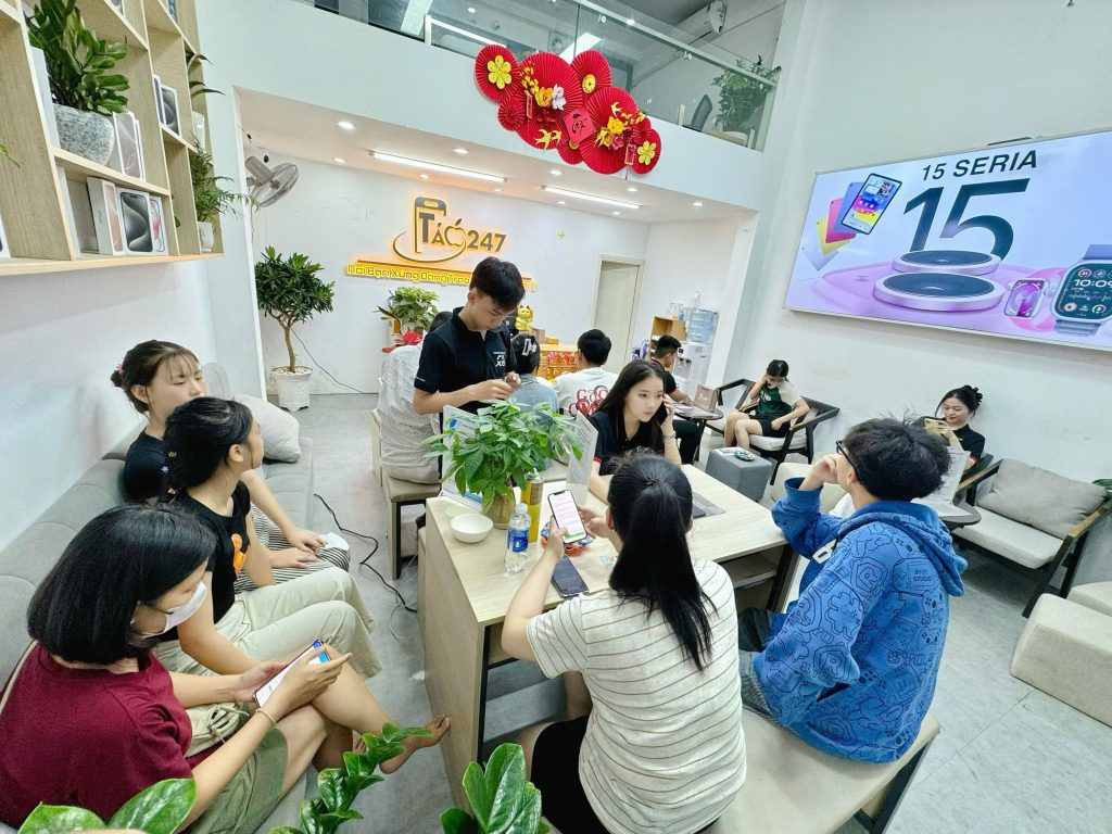 Khách hàng mua iPhone cũ tại cửa hàng Táo 247 Đà Nẵng – máy zin 100%, bảo hành 12 tháng