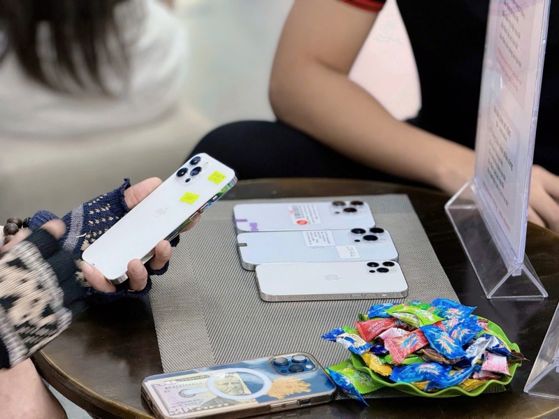 Nhân viên cửa hàng giới thiệu iPhone cũ trả góp Đà Nẵng