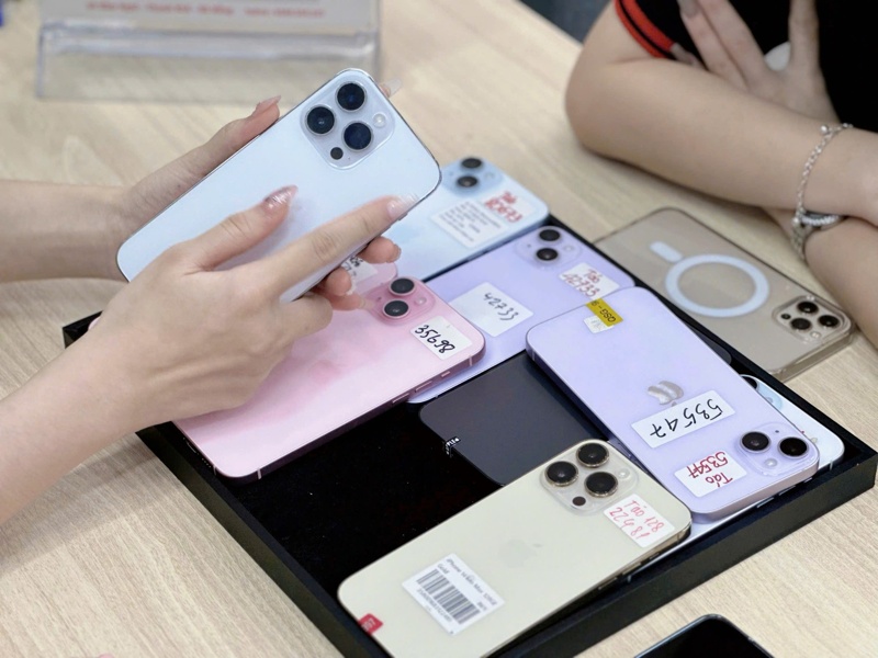 Khách hàng kiểm tra iPhone cũ chính hãng tại cửa hàng Táo 247 Đà Nẵng – đa dạng mẫu mã, giá tốt