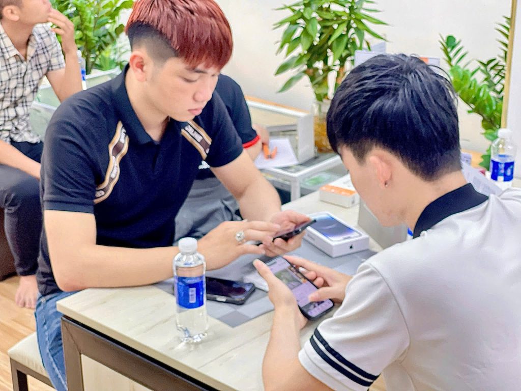 Khách hàng kiểm tra iPhone cũ Fullbox tại cửa hàng Táo 247 Đà Nẵng
