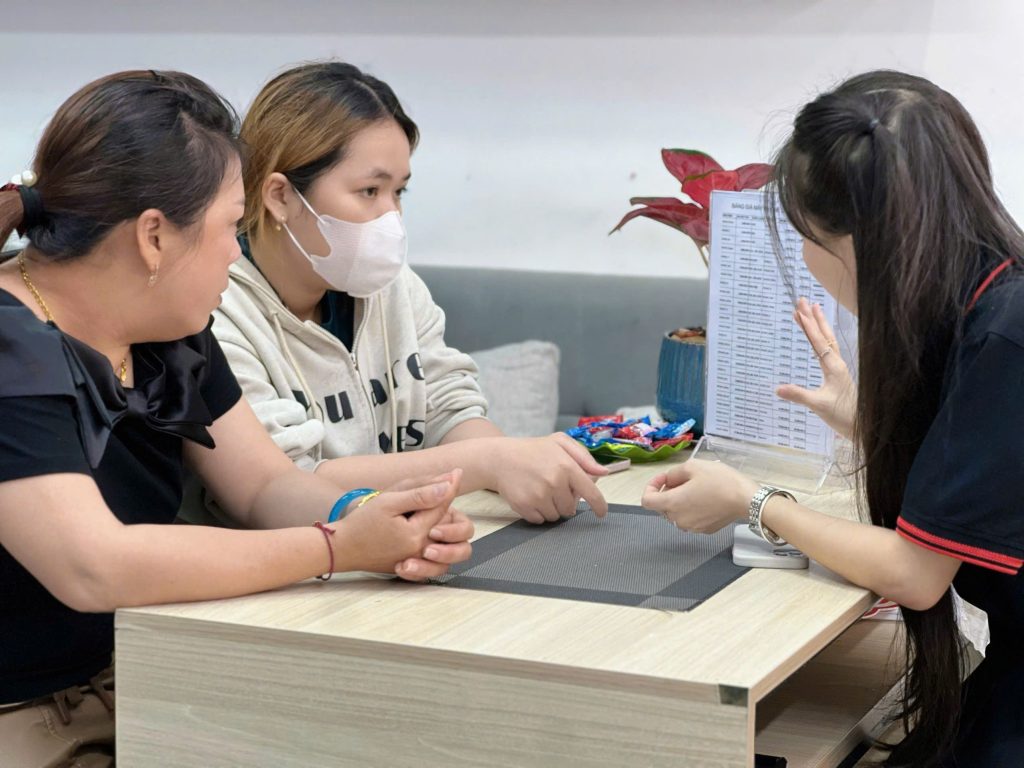 Khách hàng được tư vấn bảng giá iPhone cũ Fullbox tại cửa hàng Táo 247 Đà Nẵng
