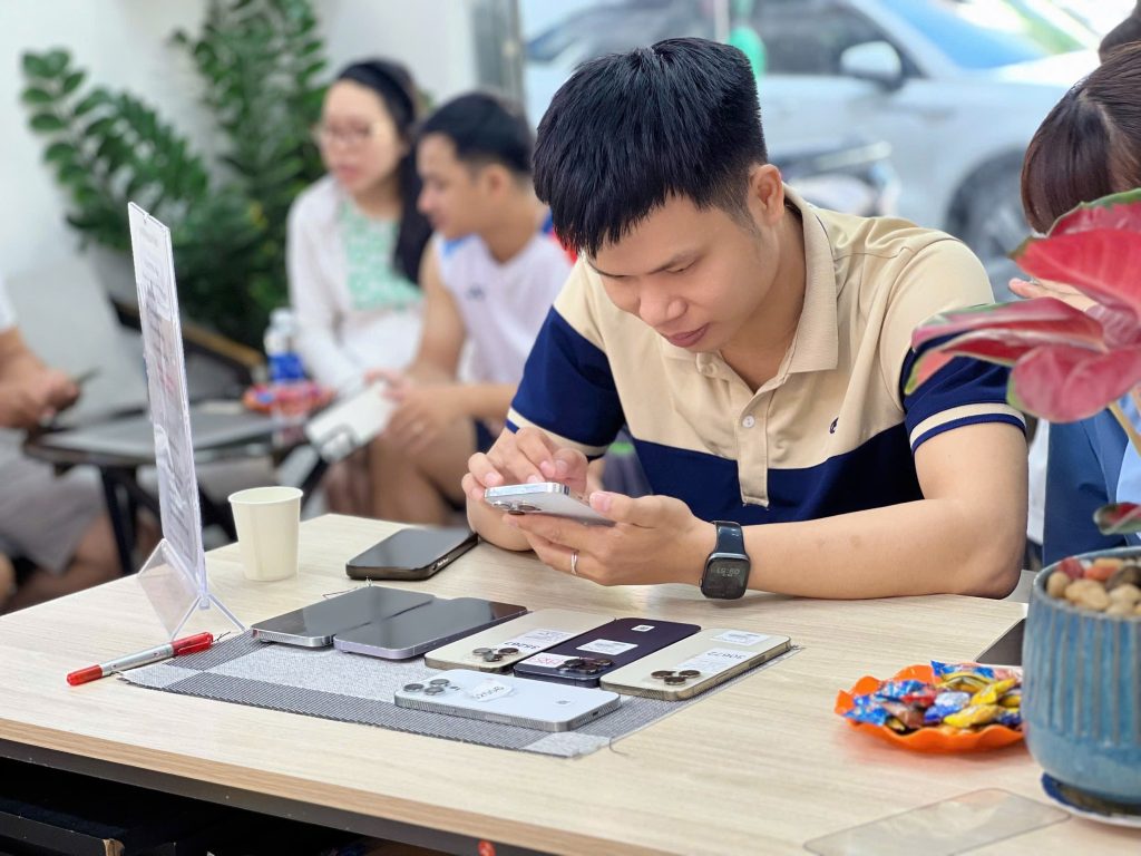 Khách hàng trải nghiệm iPhone cũ Đà Nẵng giá rẻ tại cửa hàng Táo 247