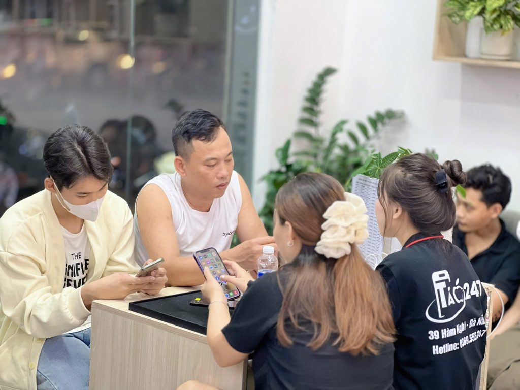 Nhân viên Táo 247 tư vấn khách hàng mua iPhone cũ Đà Nẵng giá rẻ