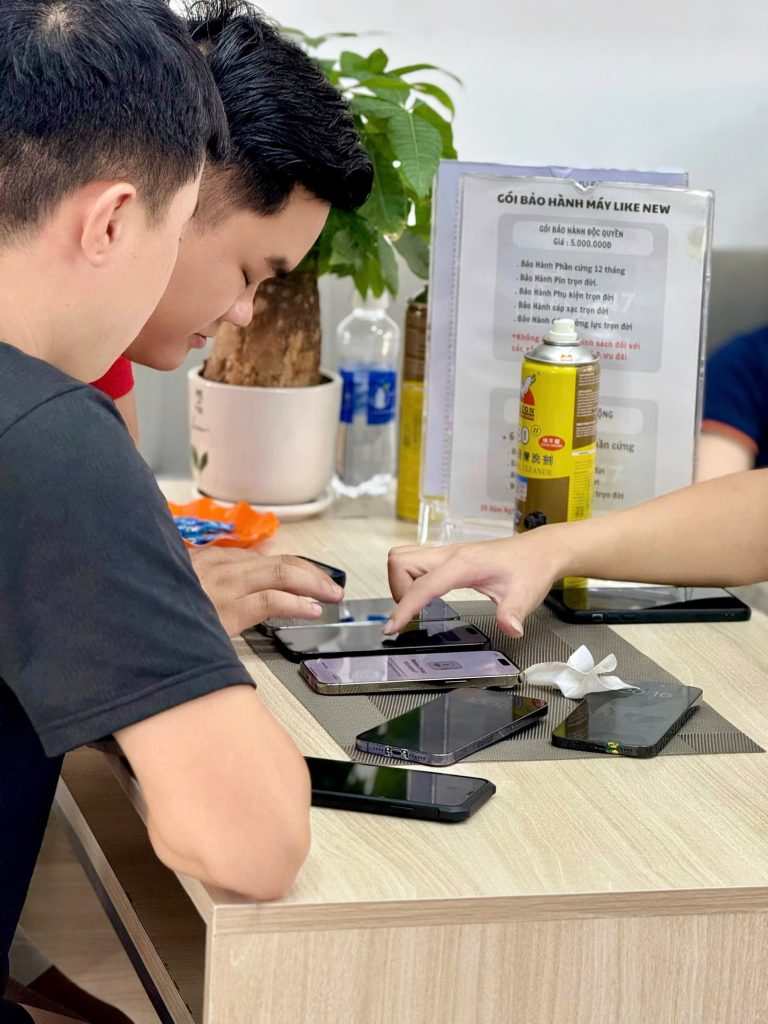 Khách hàng test iPhone cũ Đà Nẵng giá rẻ tại Táo 247 trước khi mua