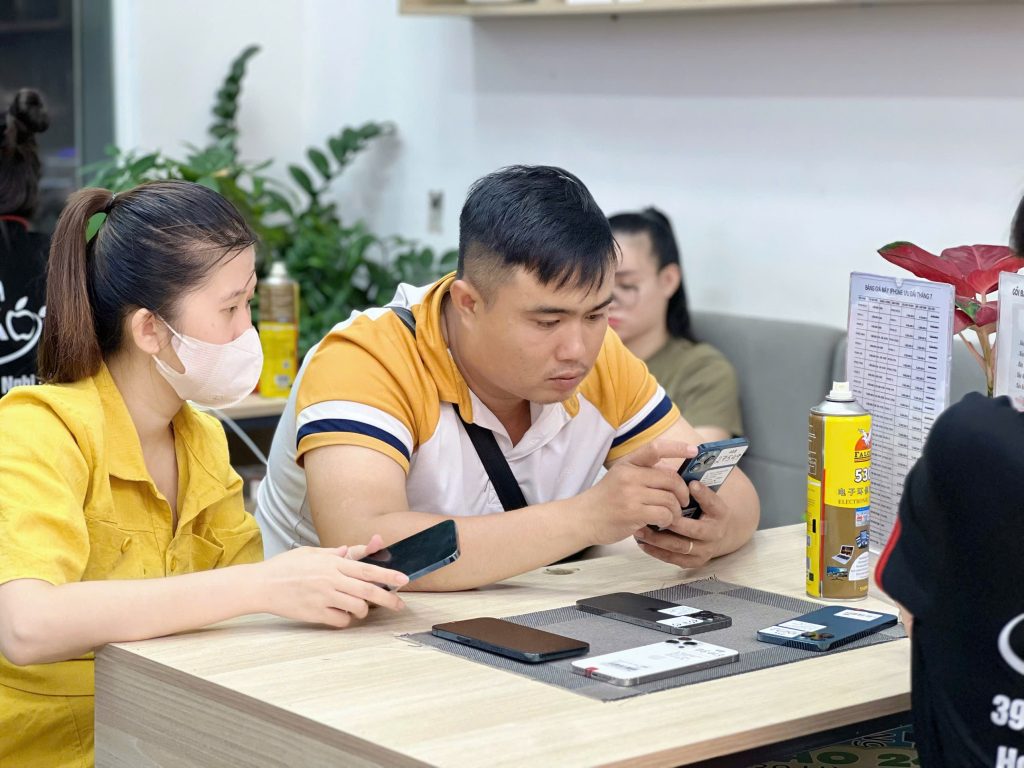 Khách hàng kiểm tra iPhone cũ Đà Nẵng giá rẻ tại cửa hàng Táo 247