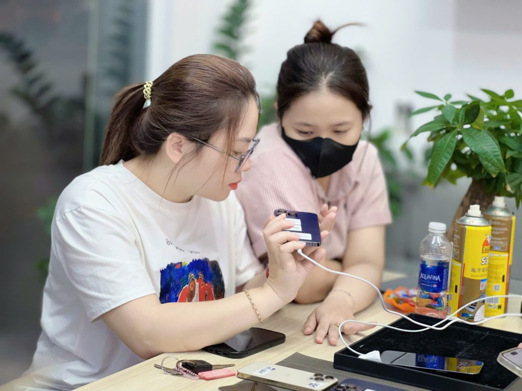 Khách hàng nữ test iPhone cũ tại Táo 247 Đà Nẵng – kiểm tra kỹ lưỡng trước khi mua
