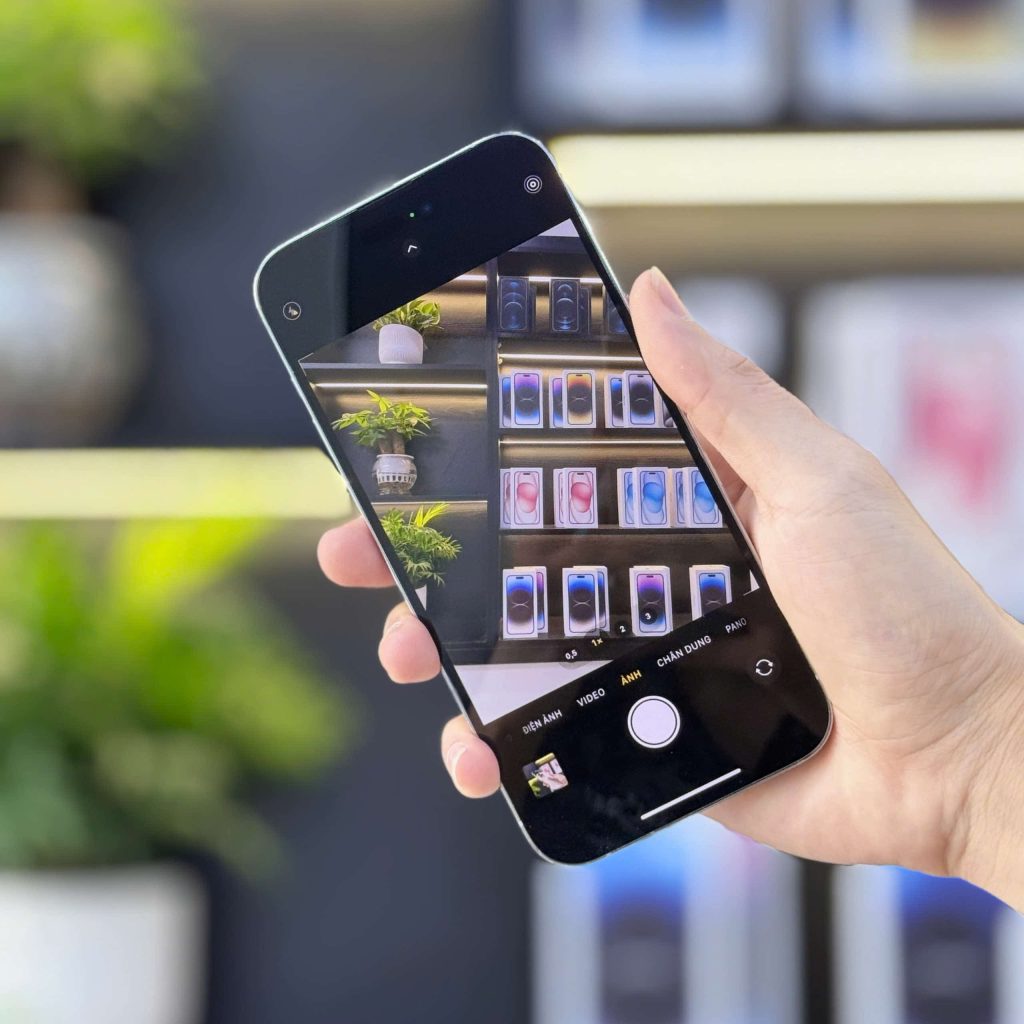 Chụp ảnh iPhone quốc tế cũ trưng bày tại cửa hàng Táo 247 Đà Nẵng
