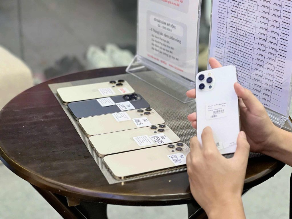 Khách hàng thực hiện thu cũ đổi mới iPhone tại Táo 247 Đà Nẵng, nhận quà tặng hấp dẫn