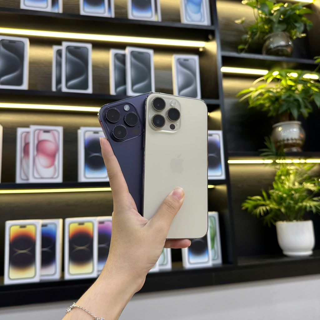 Khách hàng cầm iPhone mới sau khi đổi máy tại Táo 247 Đà Nẵng với chương trình thu cũ đổi mới