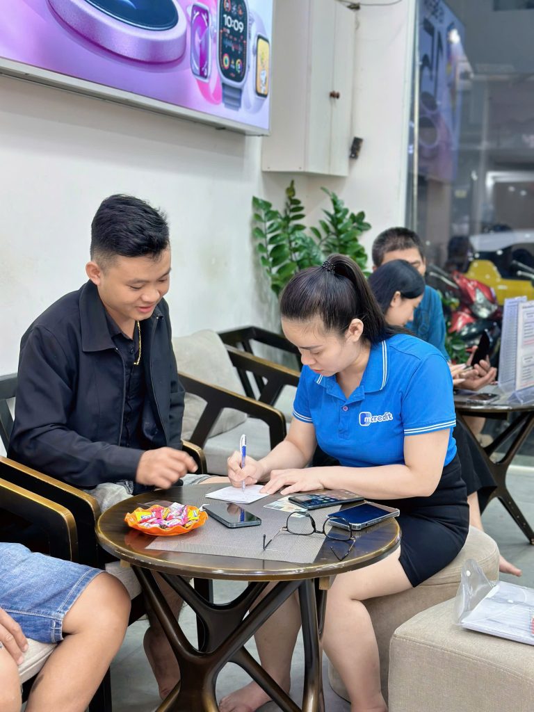 Khách hàng làm thủ tục trả góp iPhone tại cửa hàng Táo 247 Đà Nẵng
