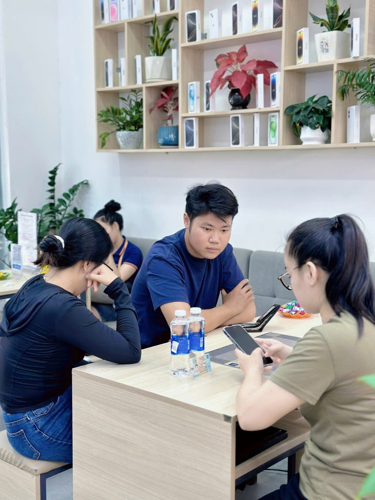 Khách hàng tư vấn mua iPhone XS cũ tại cửa hàng Táo 247 Đà Nẵng