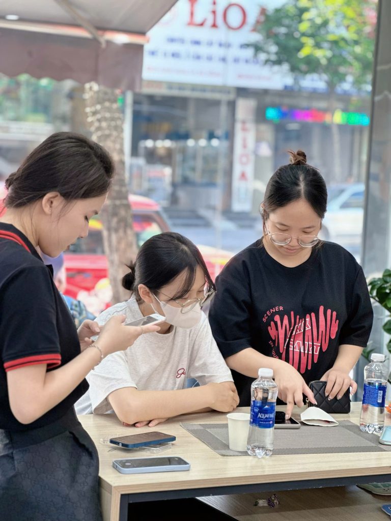 Nhân viên Táo 247 hỗ trợ khách hàng trải nghiệm và test iPhone cũ giá dưới 7 triệu tại cửa hàng Đà Nẵng