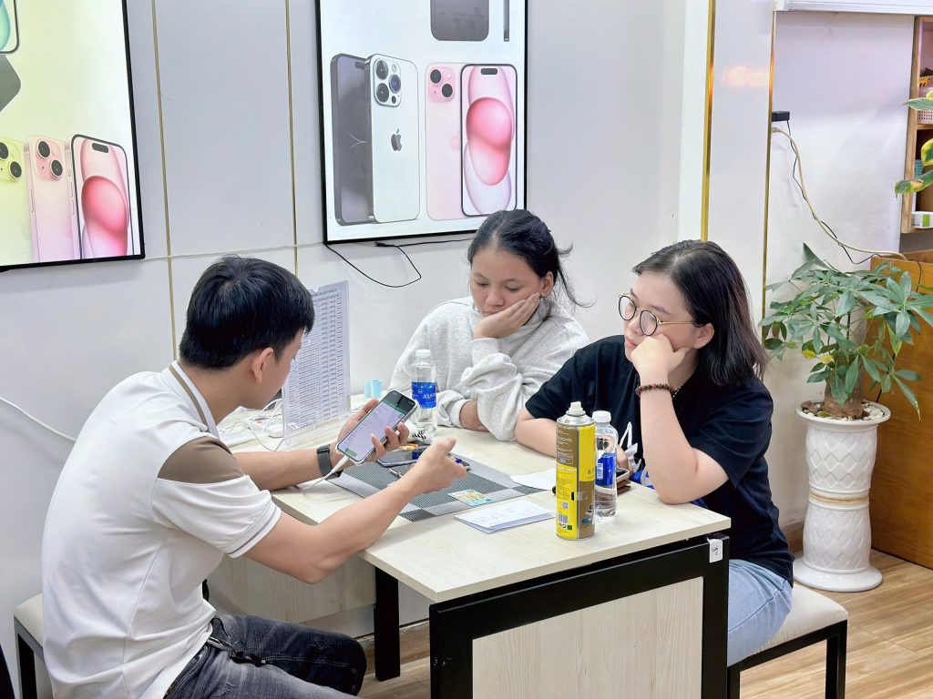 Nhân viên Táo 247 tư vấn iPhone cũ giá dưới 7 triệu cho khách hàng tại cửa hàng Đà Nẵng