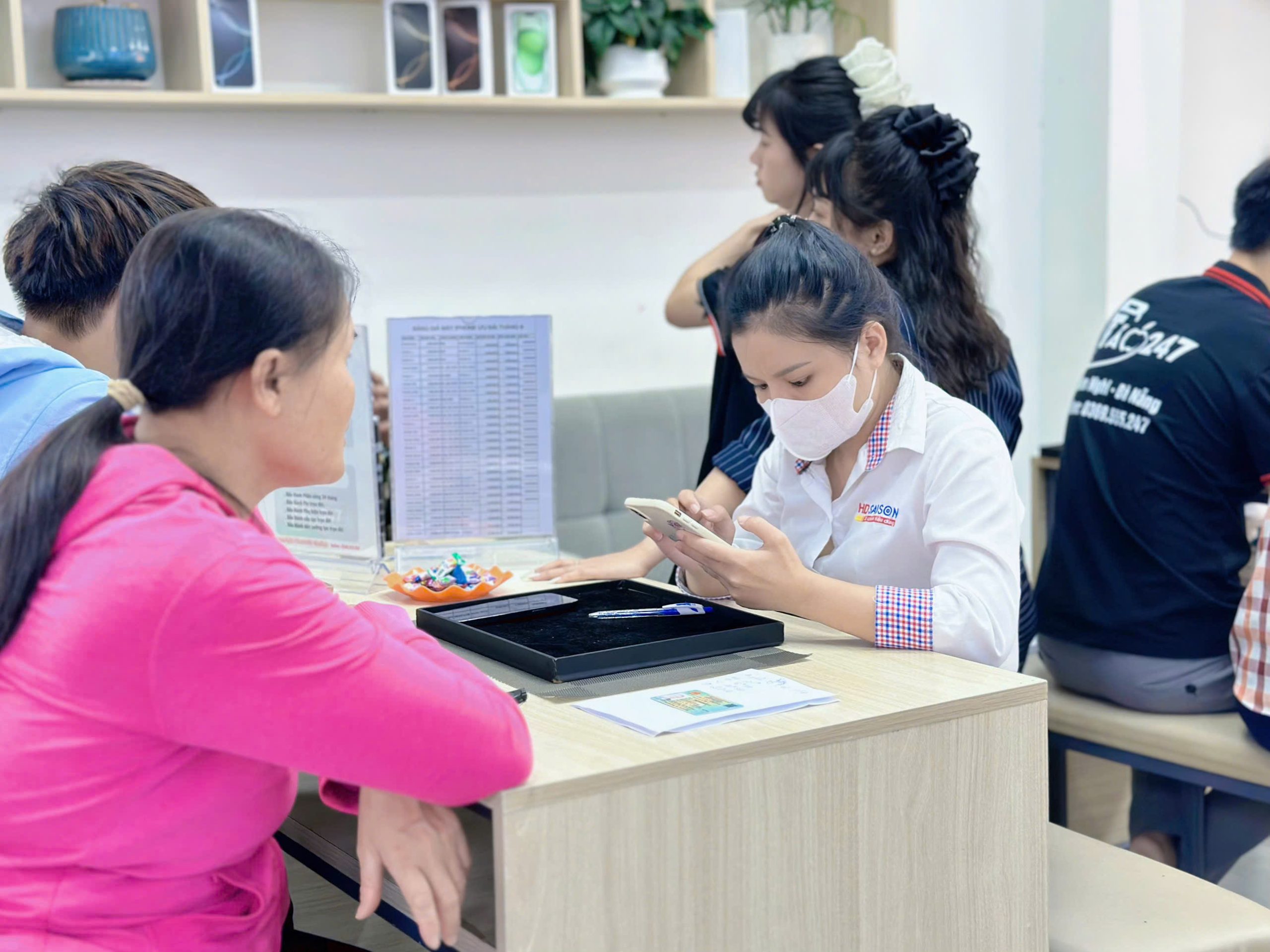 Nhân viên Táo 247 Đà Nẵng tư vấn iPhone 15 Pro Max cũ cho khách hàng