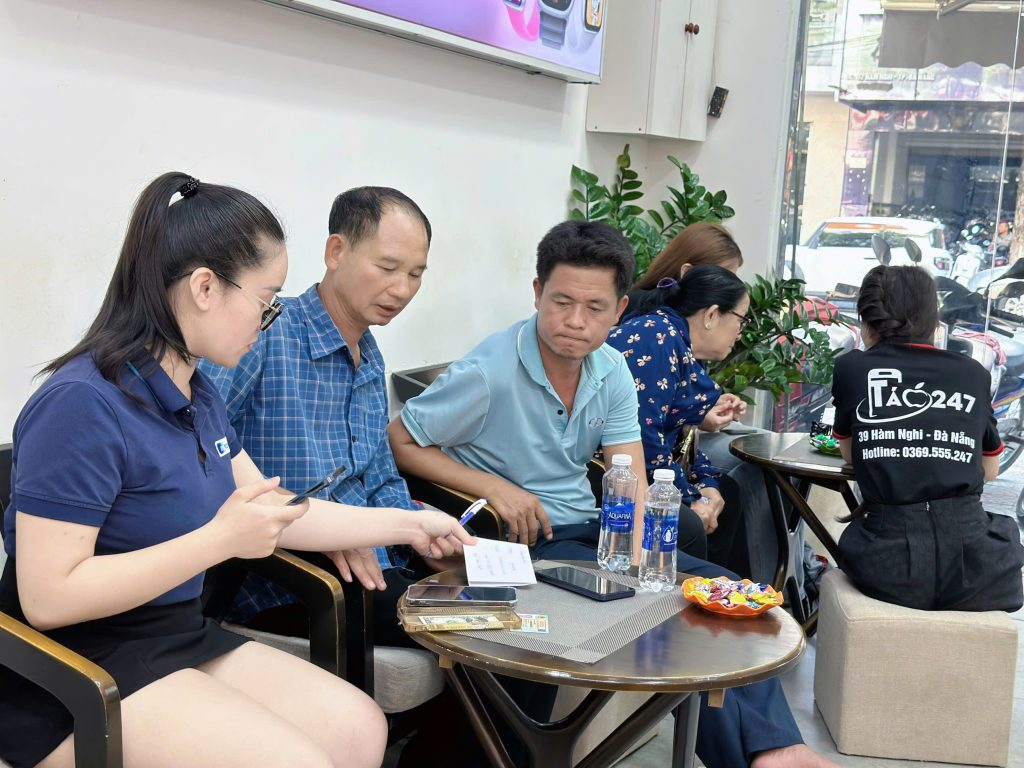 Khách hàng đang được tư vấn mua iPhone cũ tại Táo 247 Đà Nẵng – uy tín, giá tốt, máy zin 100%
